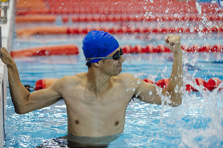水里训练的游泳运动员图片