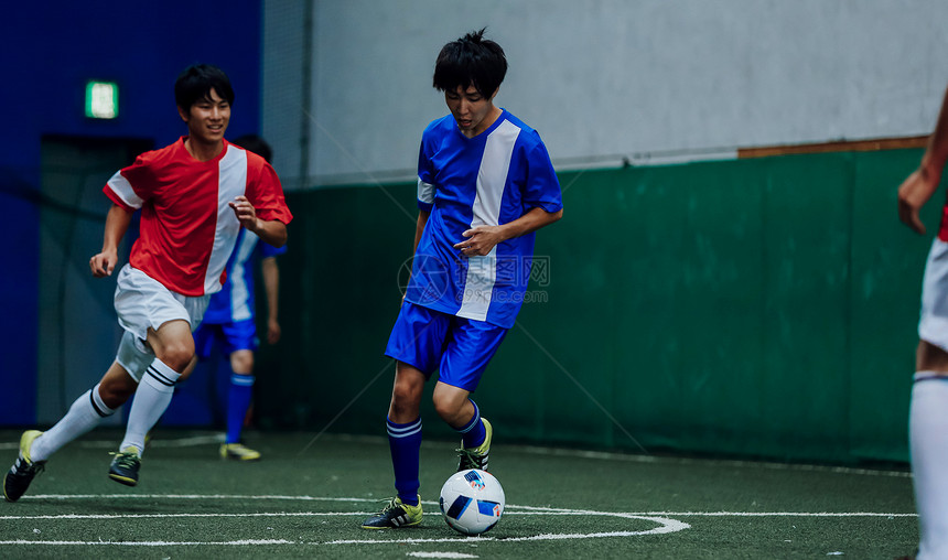 踢室内足球的年轻人图片