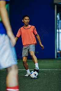 踢足球的男生图片