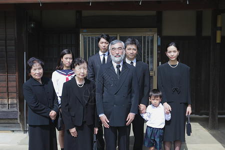 参加追悼会的一家人背景图片