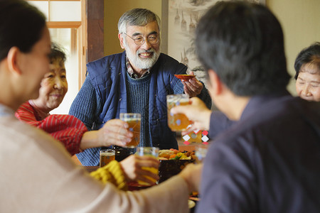 庆祝节日的日本家庭在互相敬酒图片