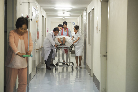 医院走廊紧急救治的病人与医护人员图片