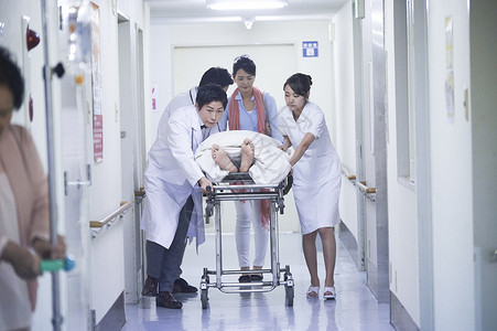 医疗紧急救治的病患与医护人员女孩高清图片素材