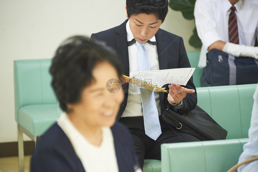 在医院等待叫号的男职员图片