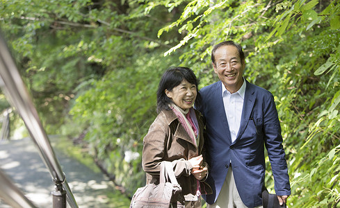 异夫妇男欣赏成熟的旅行图片