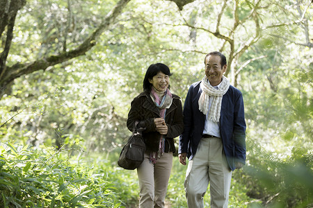 老年中早期男子假期一对夫妇享受散步日本人高清图片素材