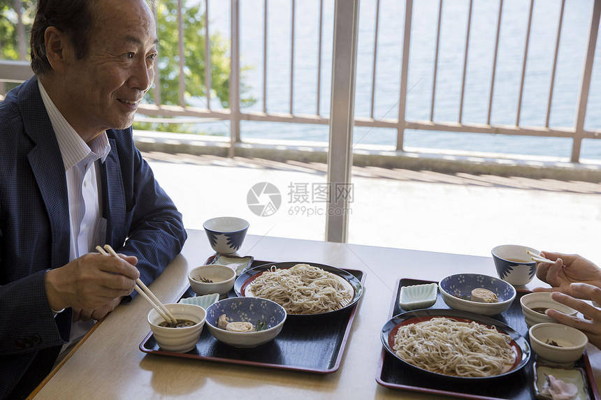 明亮老年中早期女士们一对夫妇用餐图片