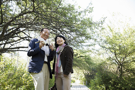 女人第二人生旅游业一对夫妇享受散步休假高清图片素材