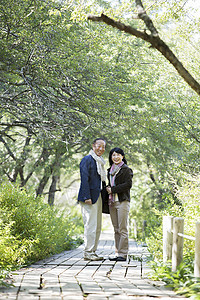 亲密依傍着赞助一对夫妇享受散步高兴高清图片素材