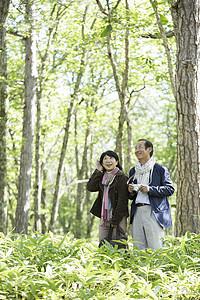 游览自然放松一对夫妇享受散步溜达高清图片素材