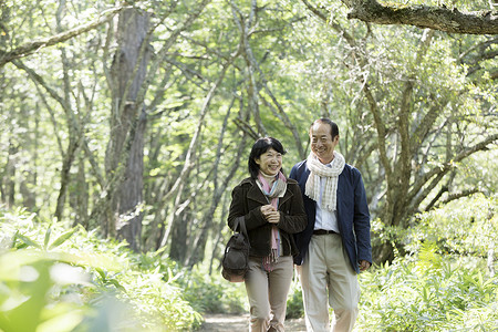 微笑留白溜达一对夫妇享受散步国家公园高清图片素材