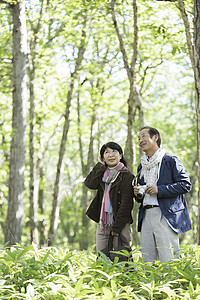 旅行者老年中早期亚洲一对夫妇享受散步幸福高清图片素材