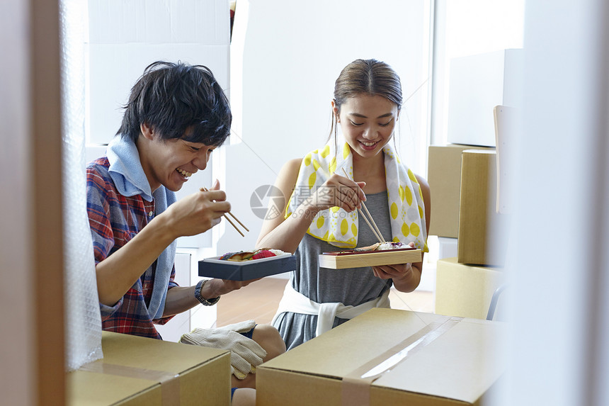 情侣在房间中吃饭图片