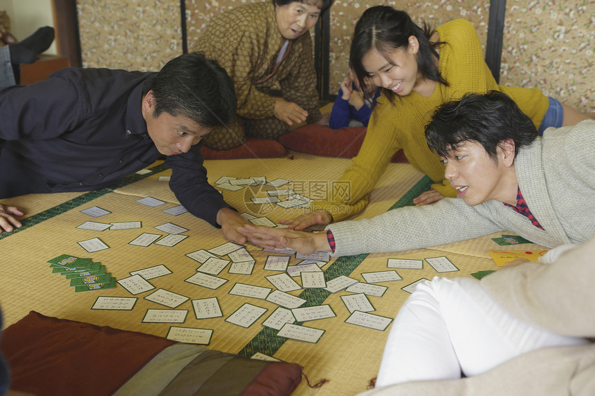 一家人玩纸牌游戏图片