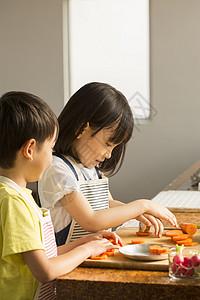 小孩学习烹饪图片