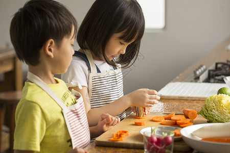 小孩学习烹饪图片