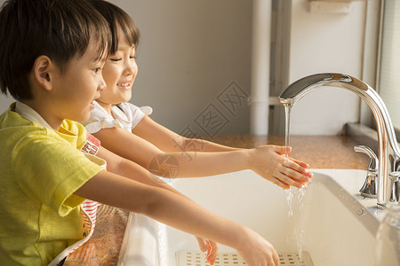 肥皂碟姐弟俩一起洗手背景