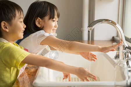 烹调肥皂姐弟俩一起洗手背景