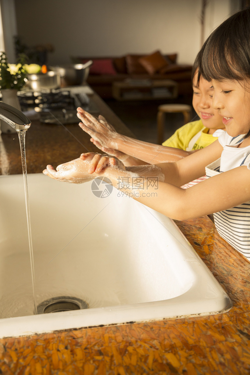 姐弟俩一起打香皂洗手图片