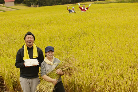 抱着稻子的农民形象自夸高清图片素材