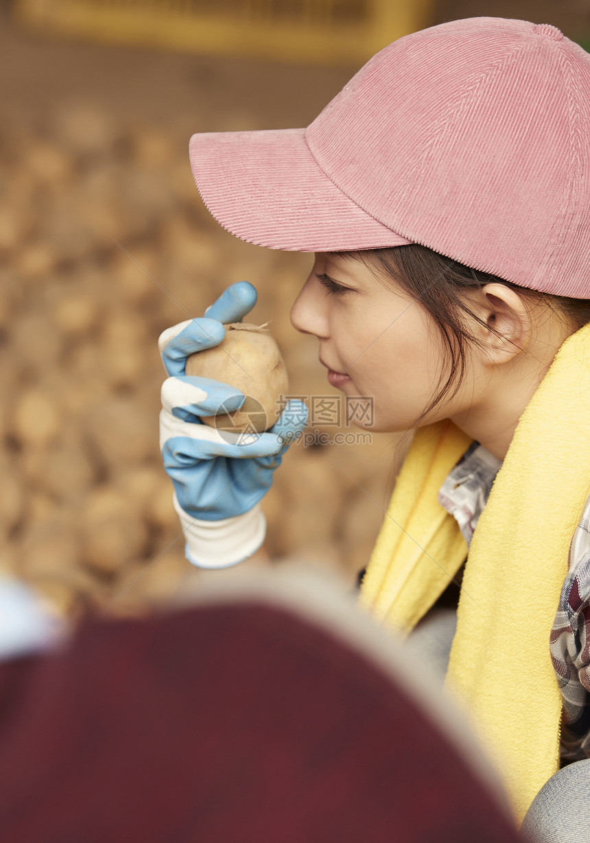 手拿土豆的年轻女人图片