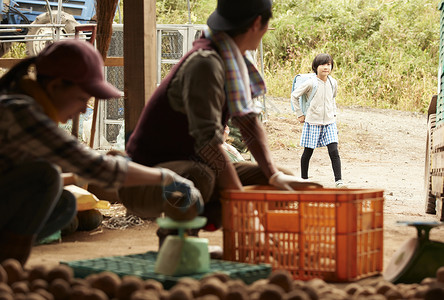 农民父母迎接孩子放学回家图片