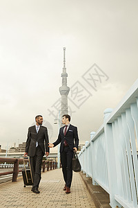男白领生意人户外东京商务旅行外国人图片