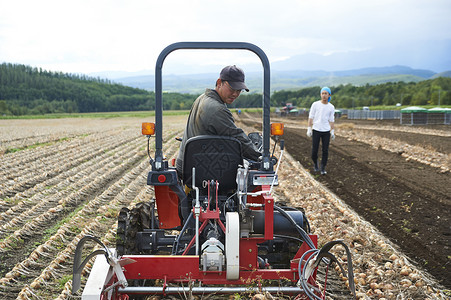 农场机械设备在工作图片