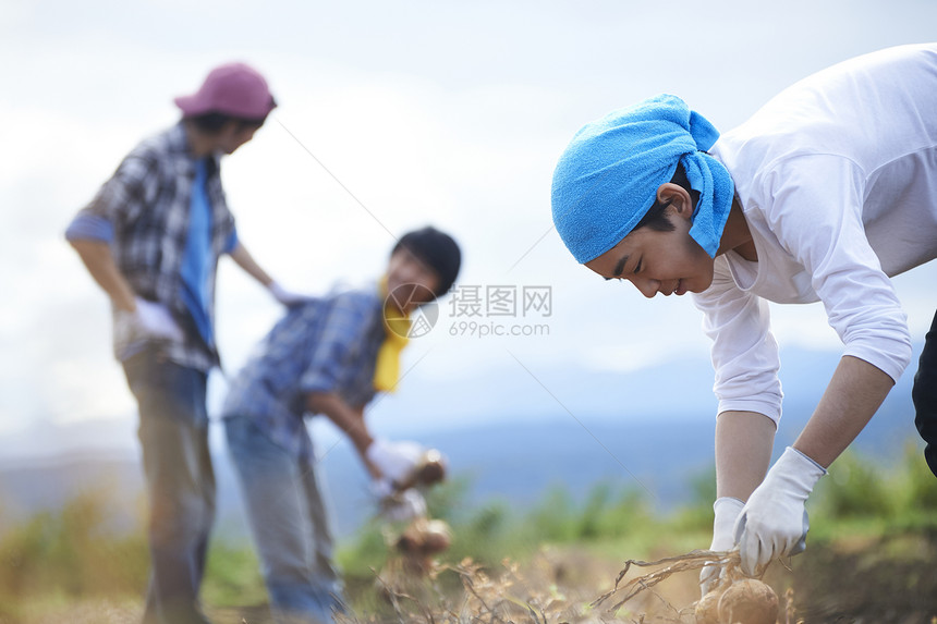 农地里干活的年轻人们图片