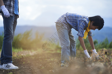 体验农业经验的年轻人农事高清图片素材