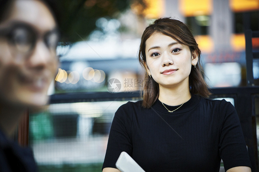 坐着面对镜头的女性图片