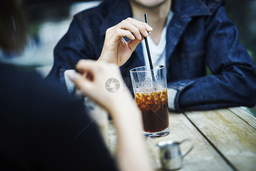 桌前喝饮料的男性图片