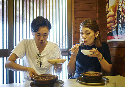 餐馆就餐的情侣图片