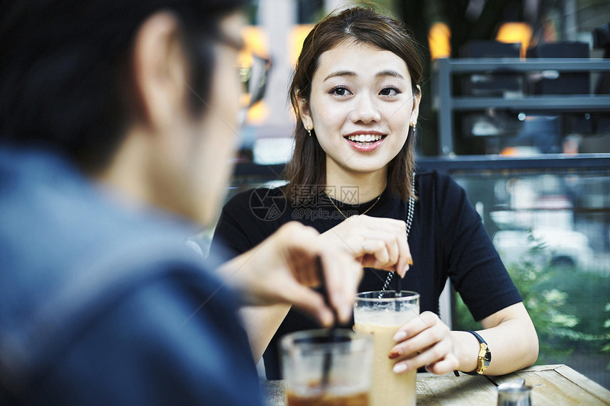 一对夫妇在咖啡馆放松图片