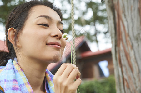 享受乡村生活的女人图片