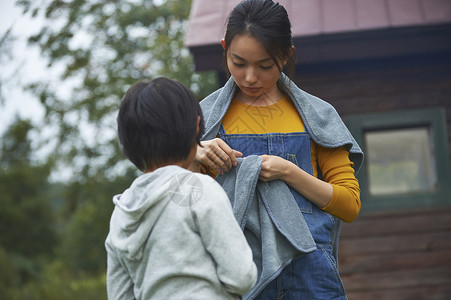 父母和孩子住在农村图片