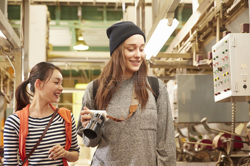 青年女子参观茶叶加工厂图片