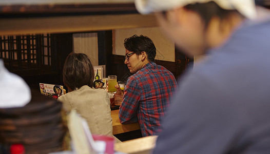 居酒屋吃饭的情侣图片