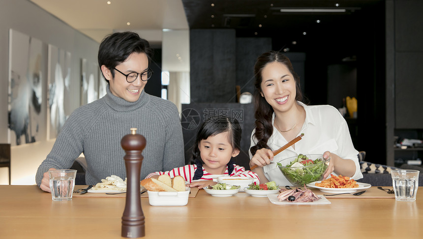 一家人在家里享受美食图片