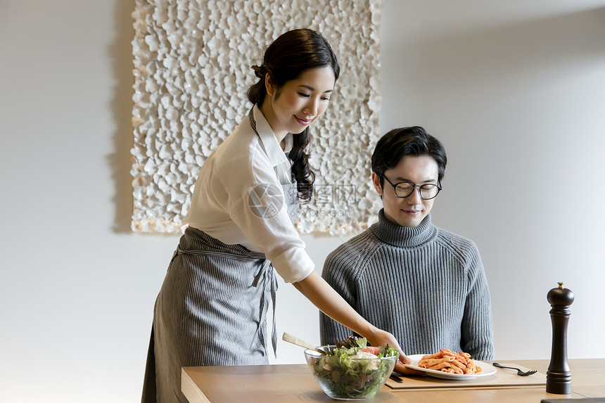 一个女人为丈夫准备饭菜图片