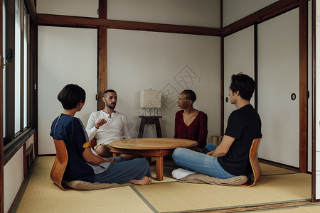 在旅店聊天的旅客日本文化高清图片素材