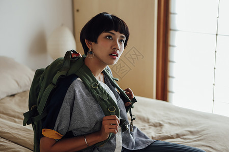 假期出游的女背包客在旅店的形象热情高清图片素材