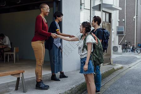 女孩高兴的和邻居亲切问候图片