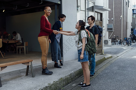 女孩高兴的和邻居亲切问候观光客高清图片素材