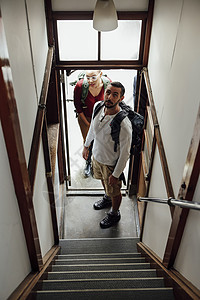背包的旅客在楼梯口民宿里的环境积极高清图片素材