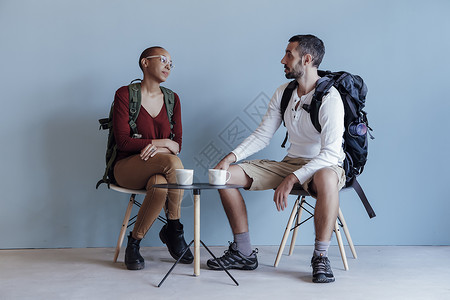 两朋友坐着聊天图片