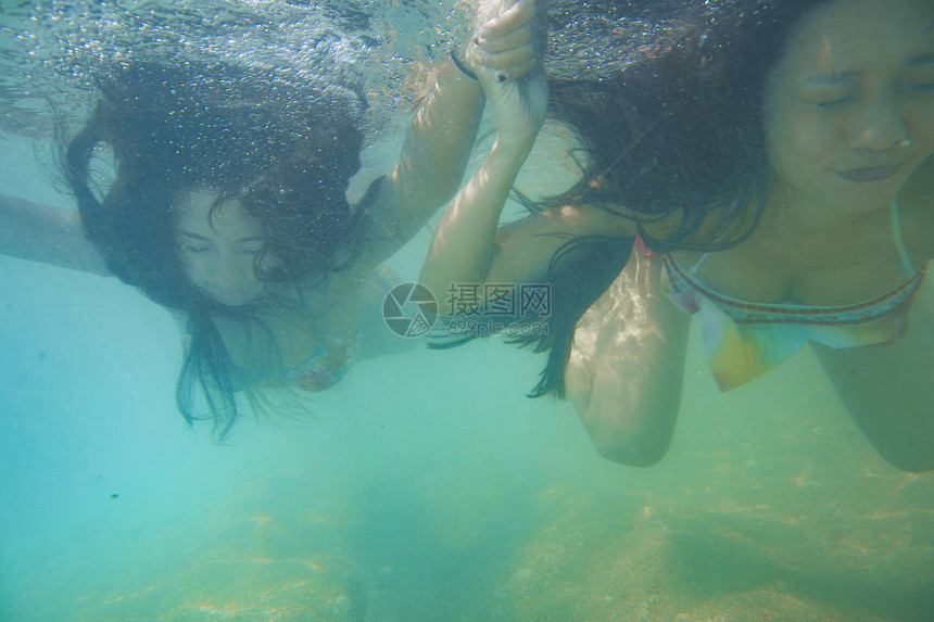 水下潜水的少女图片