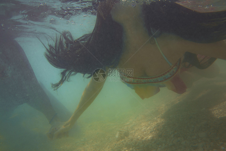海水下潜水的少女图片