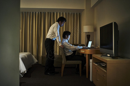 夜晚出差在酒店工作的男人图片
