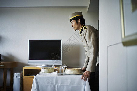 酒店男服务员酒店客房服务人员送早餐进房间背景
